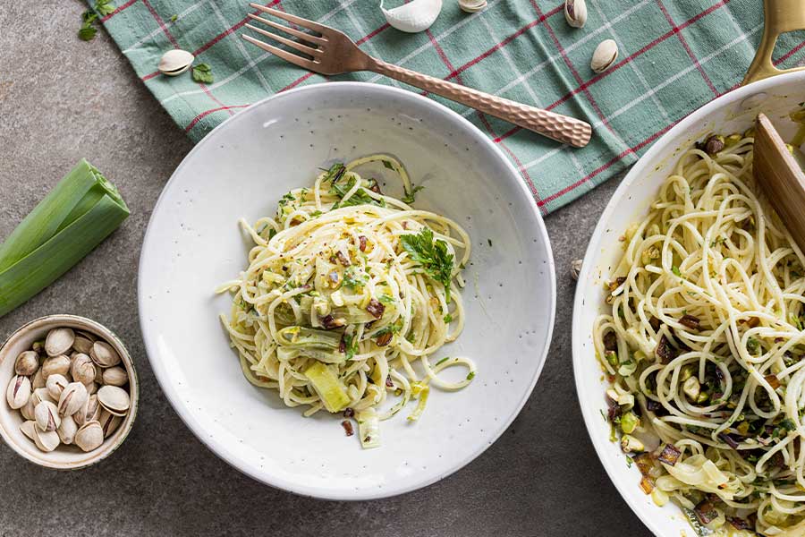 Spaghetti-Lauch-Carbonara mit Pistazien