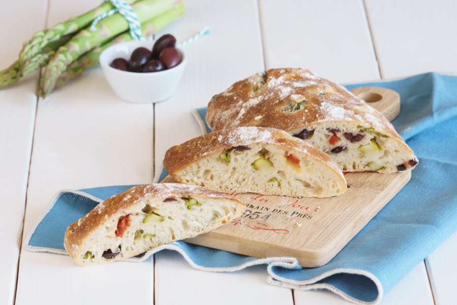 Saftiges Spargel-Ciabatta mit Oliven und getrockneten Tomaten