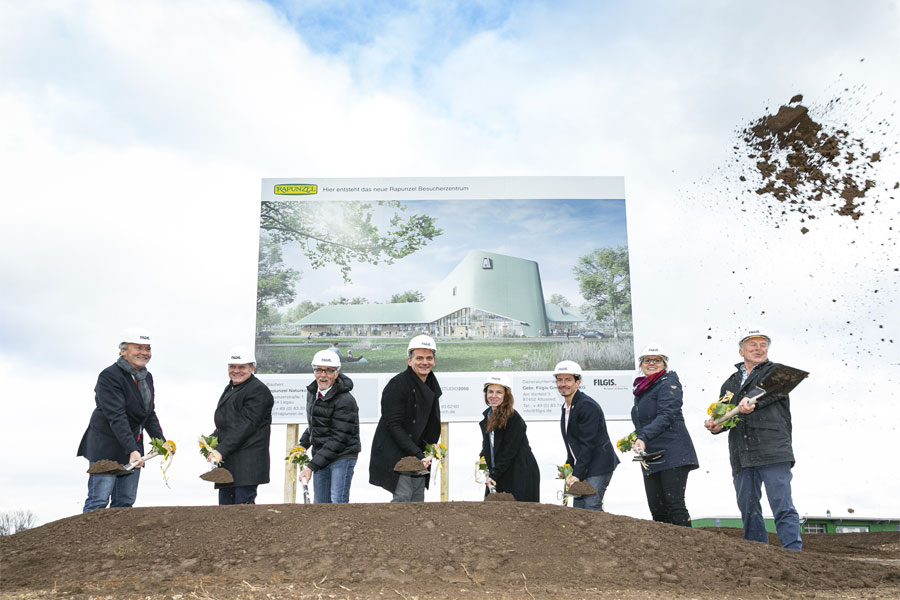 The groundbreaking ceremony marked the official start of the construction works. From left to right: County commissioner Hans-Joachim Weirather, mayor Franz Abele, Edwin Münsch (Filgis), Martin Haas ( Architects haascookzemmrich ), Seraphine Wilhelm (Project manager Rapunzel) and Leonhard Wilhelm, Margit Epple and Joseph Wilhelm (executive board Rapunzel Naturkost).