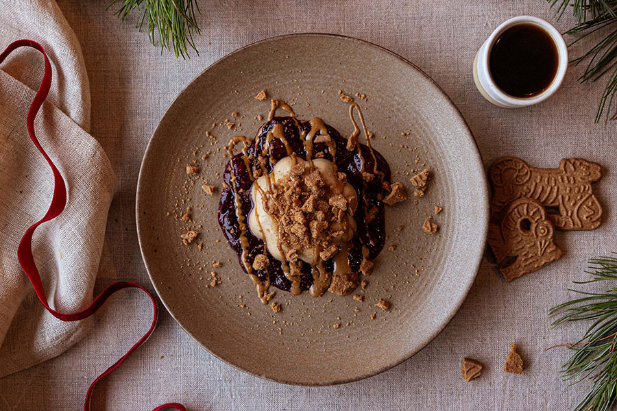 Spekulatius Panna Cotta mit Beerensauce