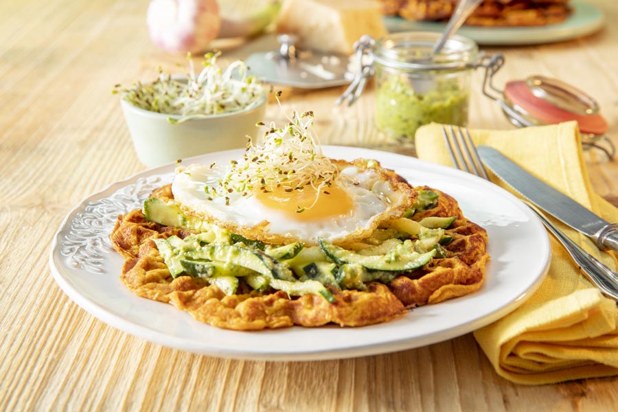 Süßkartoffelwaffeln Zucchini, Brunnenkresse, Spiegelei u. Alfalfa-Radieschenblätter Pesto