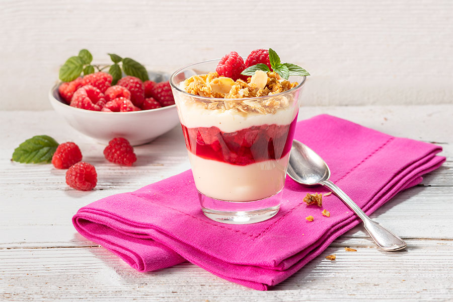 Tonka pudding with raspberries and almond and coconut crunchy cereal