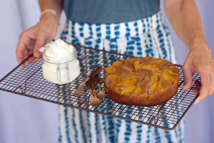 Gelber Pflaumenkuchen auf den Kopf gestellt