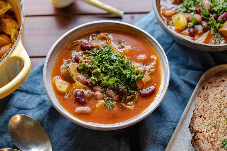 14.02.2025: Fruchtig roter Tomaten-Wirsingeintopf mit Bohnenmix