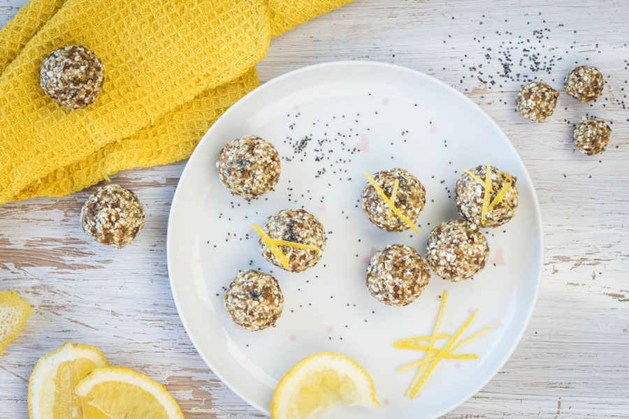 Zitronen-Blissballs mit Mohn als Topping