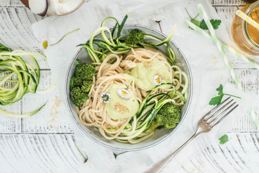 Spaghetti with zucchinelli in broccoli vegetable sauce