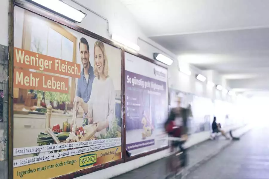 Nicht zu übersehen an Bahnhöfen in Nordrhein-Westfalen im Juni und Juli 2016: Die Plakatkampagne 