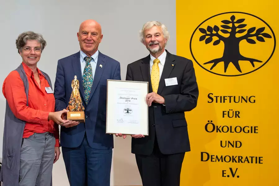 Sabine Kauffmann und Hans-Joachim Ritter (rechts) zeichnen  Joseph Wilhelm und Rapunzel mit dem Ökologia-Preis aus.