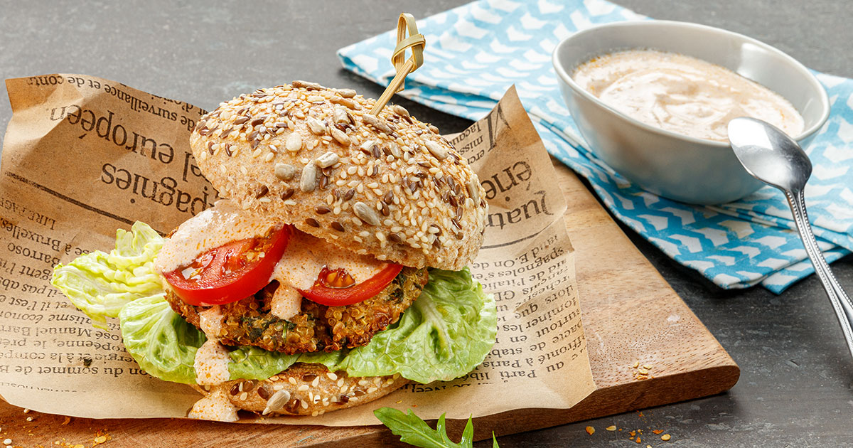 Bio-Rezept: Quinoa-Hafer-Burger mit Sauerrahm-Sauce - Rapunzel Naturkost