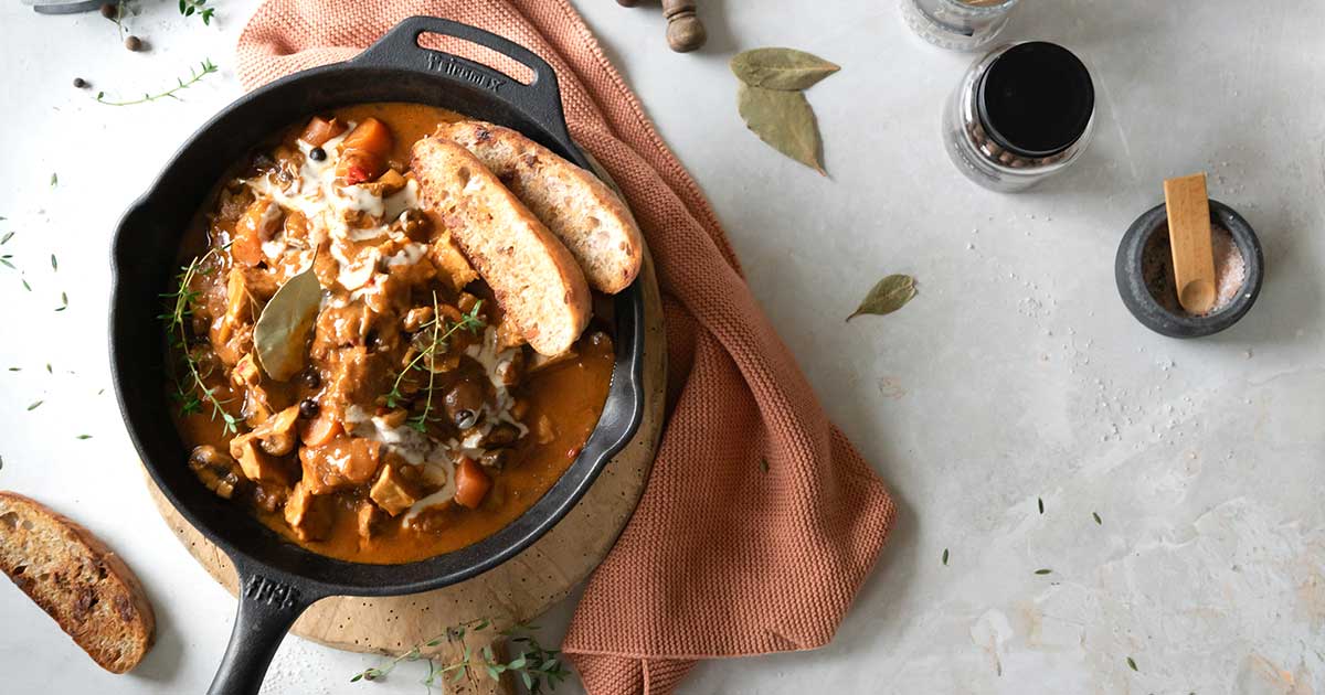 Veganes Gulasch Rezept | deftig &amp; würzig einfach genießen