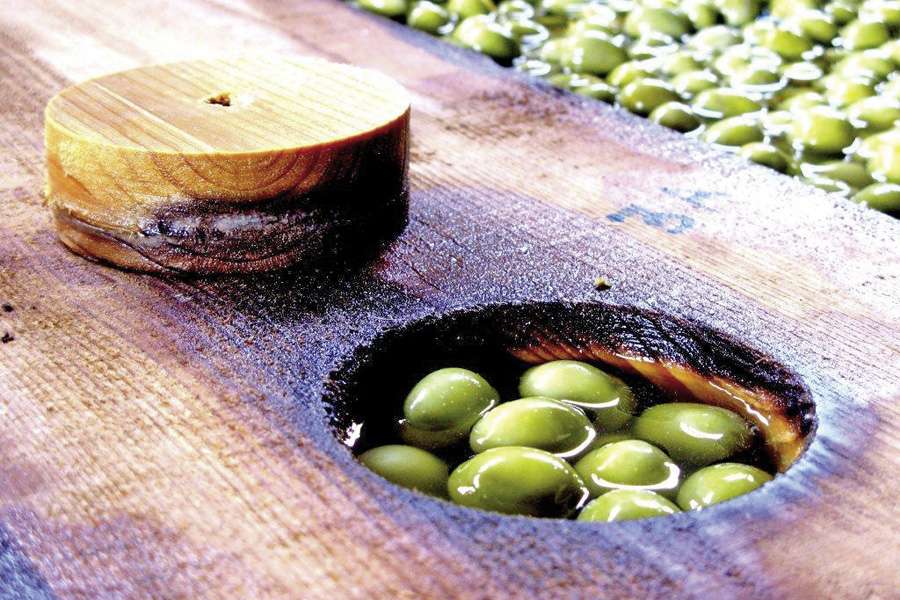 Bio-Oliven werden zur Entbitterung monatelang in Salzwasser eingelegt und gespült. Dadurch entsteht das intensive und natürliche Olivenaroma!