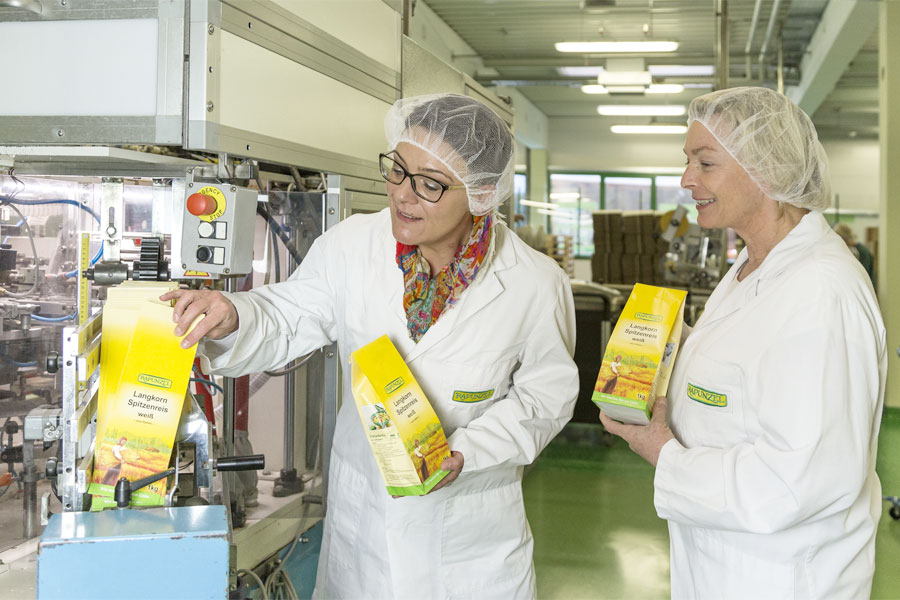 Sigrid Barry (director product management department) and Margarita Stiehle (packaging manager) examine the new paper bags at the packaging machine
