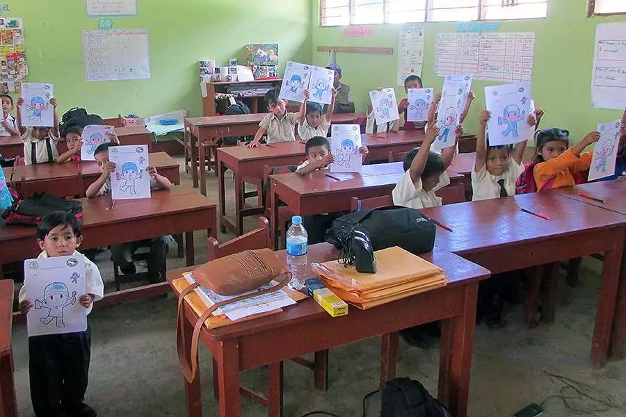 Eine Schulklasse in Peru bekommt Besuch von 