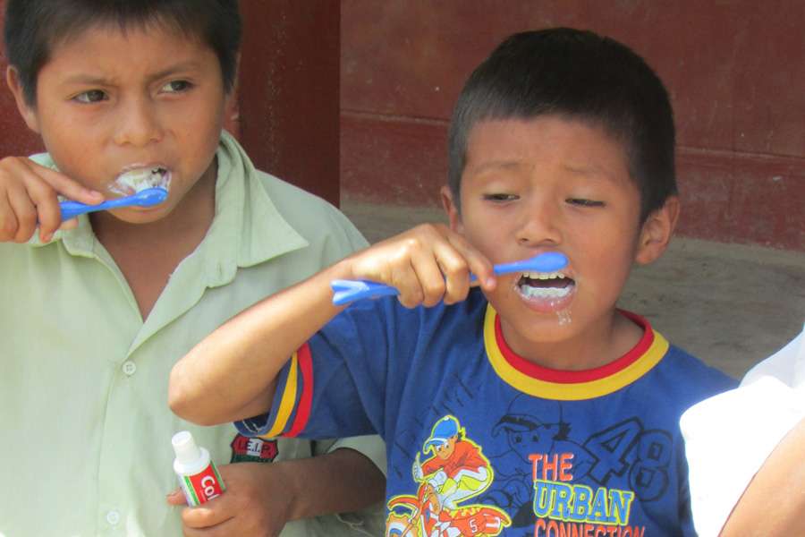 Keine Selbstverständlichkeit für viele Kinder in ländlichen Regionen in Peru: Das Zähneputzen.