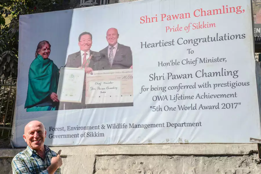 Überall in Gangtok sehen wir Großflächenplakate, die von der Auszeichnung mit dem One World Award berichten.