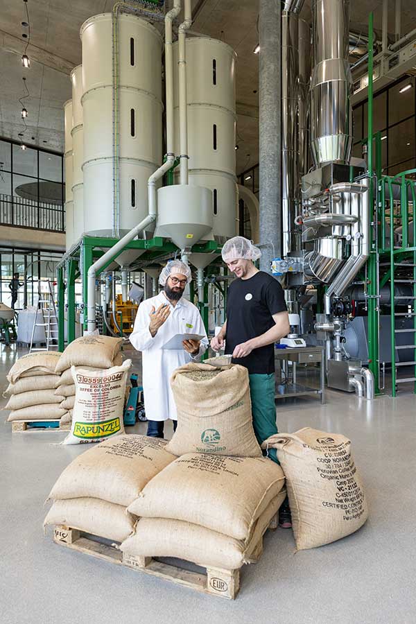 Kaffee wird durch Bodenbeschaffenheit und Klima in den Anbauregionen und die Aufbereitung der Rohkaffeebohnen beeinflusst. Die Rapunzel Qualitätskontrolle prüft den Kaffee daher sorgfältig. 