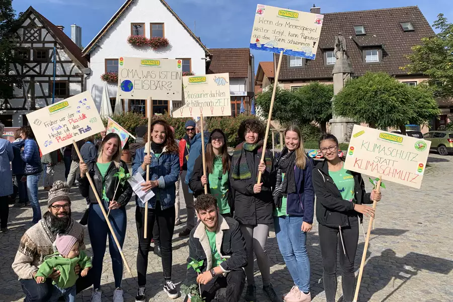 Auszubildende und Mitarbeiter der Firma Rapunzel beim Klimastreik in Bad Grönenbach