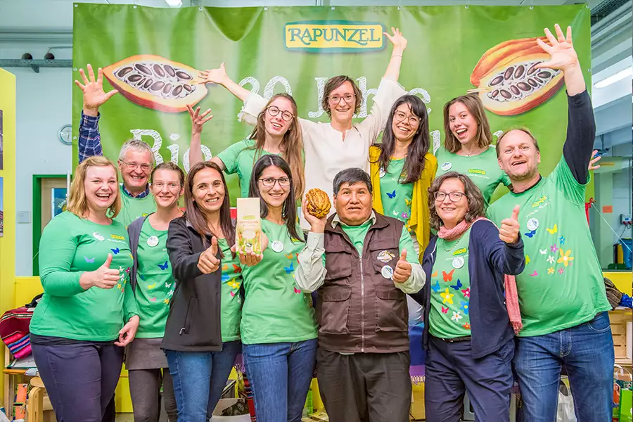 Ada Zárate (4.v.l), Agraringenieurin und Verantwortliche für HAND IN HAND der Kooperative Manduvirá, mit ihrer Kollegin Teresa Pereira beim Rapunzel Eine Welt Festival 2017