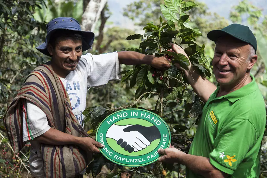 Ein Aspekt von Nachhaltigkeit bei Rapunzel: Das eigene Fairhandels-Programm HAND IN HAND. Firmengründer Joseph Wilhelm selbst ist immer wieder vor Ort bei den langfristigen Partnern, wie hier bei Norandino in Peru.