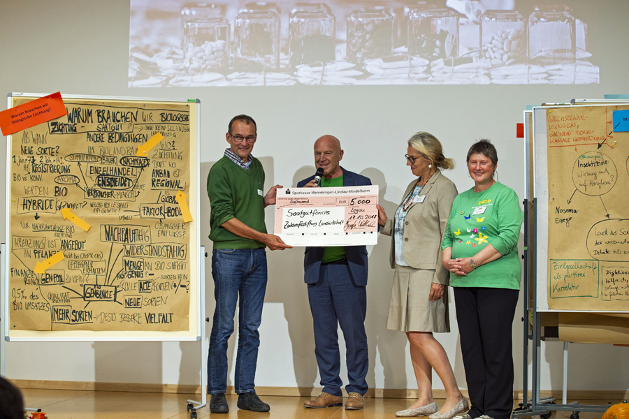 Rapunzel spendete auf dem Gentechnik-Forum 5000 Euro an den Saatgutfonds - und plant, die Zukunftsstiftung auch künftig zu unterstützen.