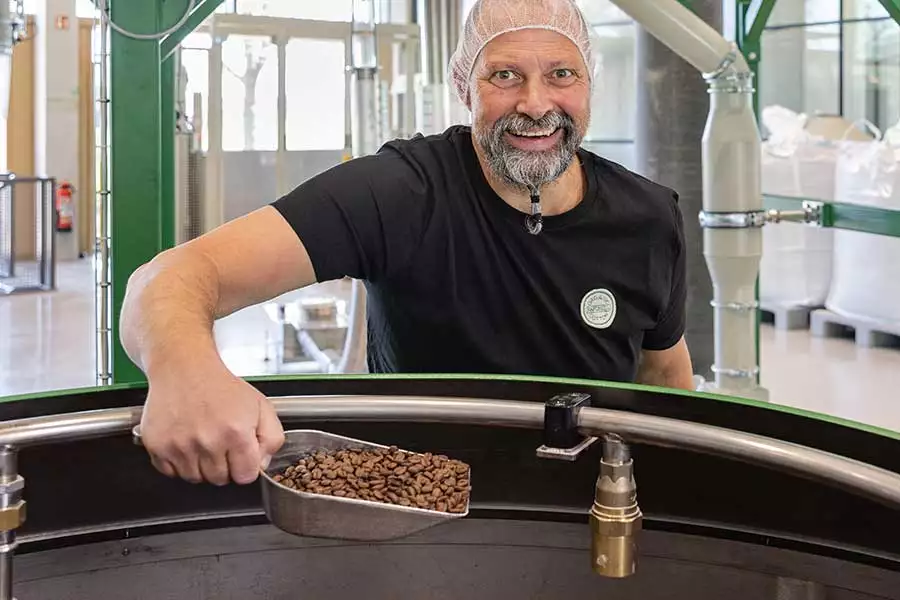 Nur eine Glaswand trennt die Besucher von der Rapunzel Kaffee-Rösterei, in der erfahrene Röstmeister für jeden Kaffee die passende Röstzeit und Rösttemperatur finden.