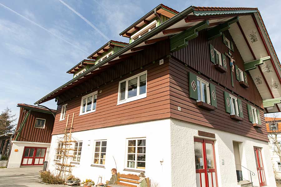 The workshop of the master carpenter is hidden behind a beautiful rustic Allgäu house.  