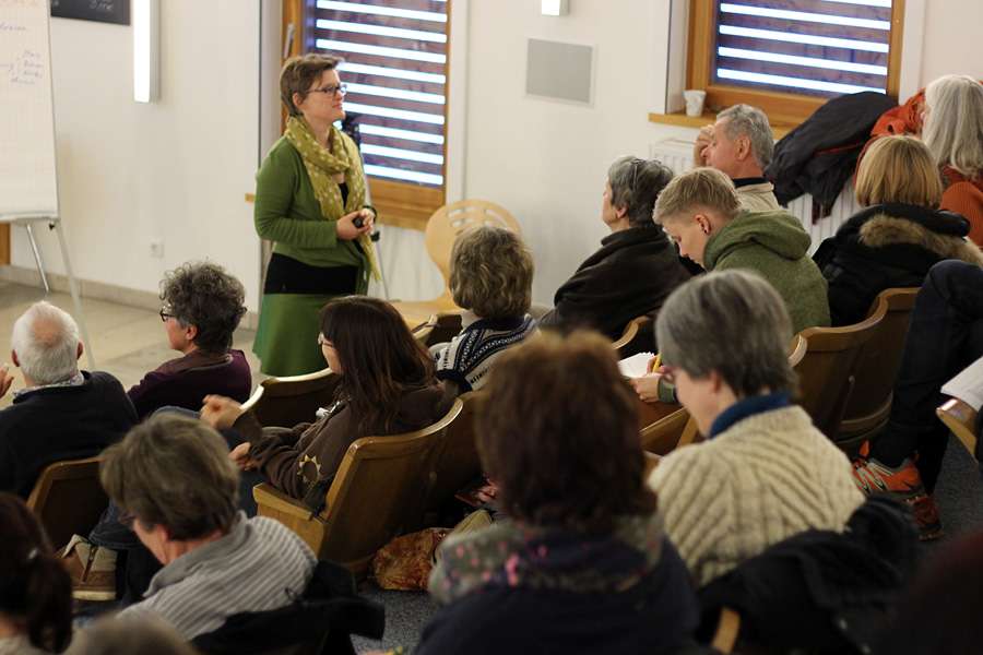 Beim Nachmittags-Seminar zur Saatgutgewinnung lauschten die Zuschauer dem enormen Wissen von Andrea Heistinger.
