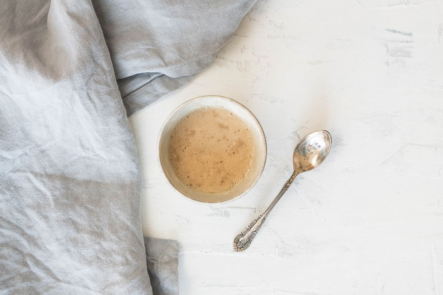 1. Hefe, die Hälfte des Zuckers und 40 ml Pflanzendrink in einer Tasse mischen und 10-15 Minuten stehen lassen bis sich Blasen bilden. 1. Hefe, die Hälfte des Zuckers und 40 ml Pflanzendrink in einer Tasse mischen und 10-15 Minuten stehen lassen bis sich Blasen bilden.