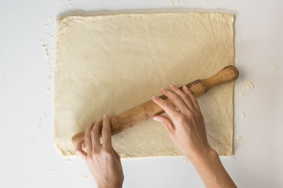 12. Den Teig zu einem 60x60 cm großen Rechteck, etwa 5-6 mm dick ausrollen. 12. Den Teig zu einem 60x60 cm großen Rechteck, etwa 5-6 mm dick ausrollen.