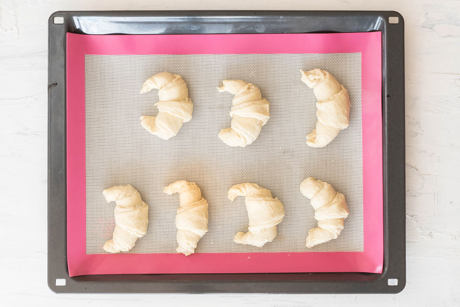 15. Die Croissants auf einem mit Backpapier ausgelegtem Backblech 2 Stunden gehen lassen... 15. Die Croissants auf einem mit Backpapier ausgelegtem Backblech 2 Stunden gehen lassen...