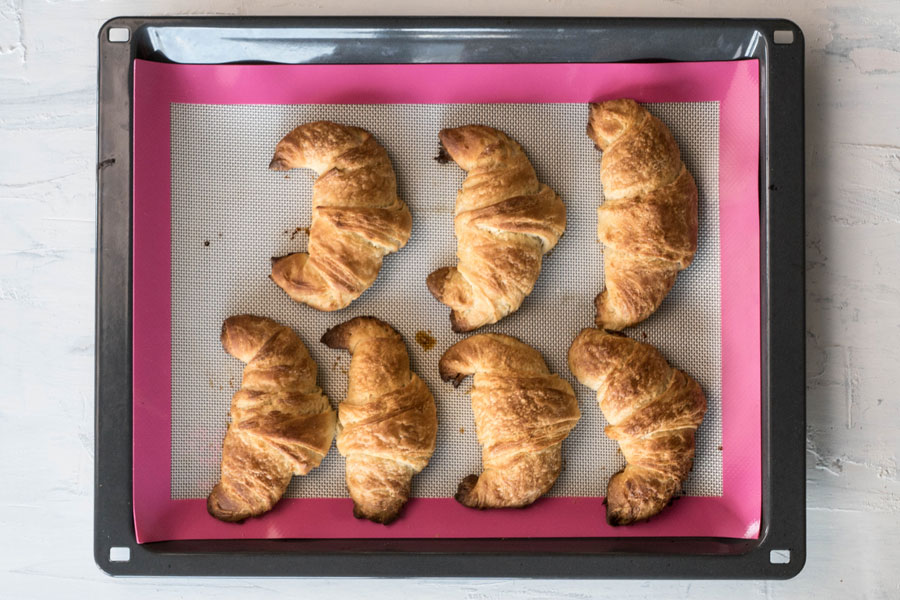 17. Den Ofen auf 230° C Ober-/ Unterhitze vorheizen und sofort auf 200° C herunterdrehen, sobald die Croissants darin sind. 20-25 Minuten backen, bis sie rundherum gebräunt sind. 17. Den Ofen auf 230° C Ober-/ Unterhitze vorheizen und sofort auf 200° C herunterdrehen, sobald die Croissants darin sind. 20-25 Minuten backen, bis sie rundherum gebräunt sind.