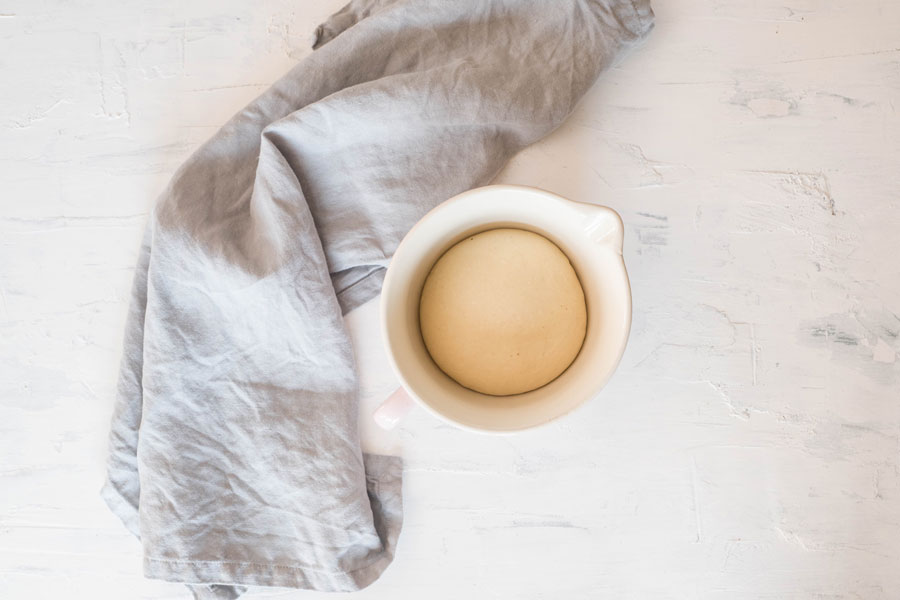 6. Den Teig zu einer Kugel formen und ca. 30 Minuten bei Raumtemperatur ruhen lassen. Ideal sind 25° C Raumtemperatur. 6. Den Teig zu einer Kugel formen und ca. 30 Minuten bei Raumtemperatur ruhen lassen. Ideal sind 25° C Raumtemperatur.