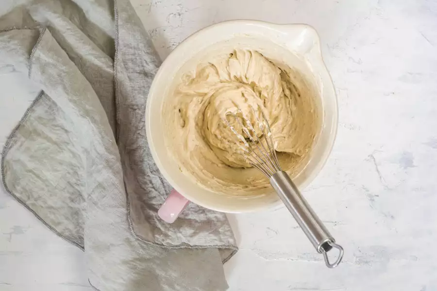 10. Wenn der Pudding abgekühlt ist, kurz aufrühren und die Margarine in Flöckchen und das Johannisbrotkernmehl hinein geben. Die Creme rasch und homogen mischen. Sollte sie durch die Bewegung an dieser Stelle zu weich werden, kann sie noch einmal 30 Minuten kalt gestellt werden.