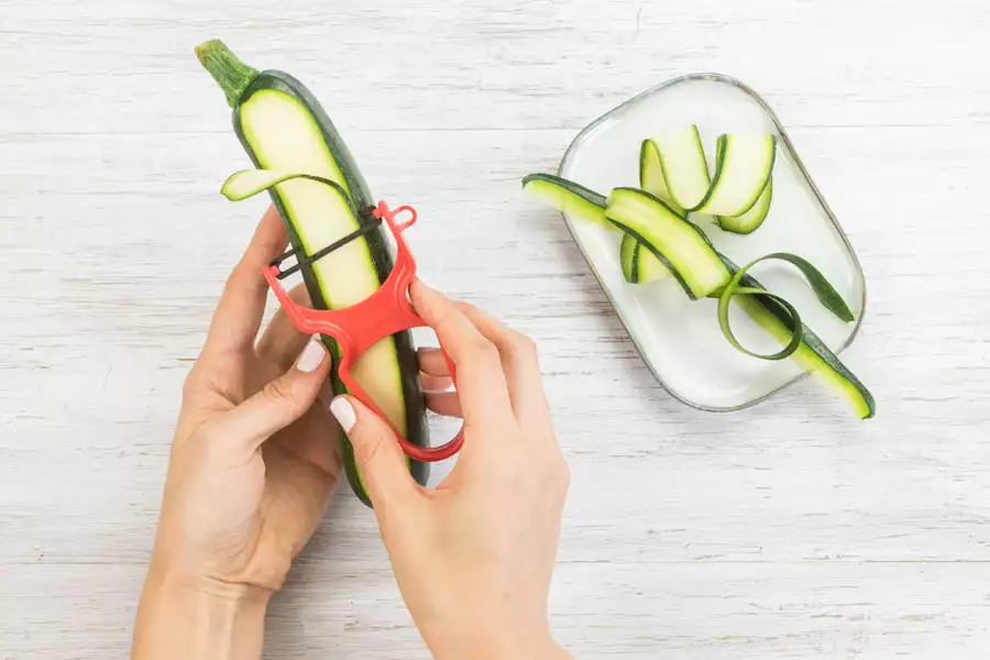 10. Die Zucchini mit dem Sparschäler in feine Streifen hobeln. Wer keinen Sparschäler hat, kann auch ein Messer verwenden.