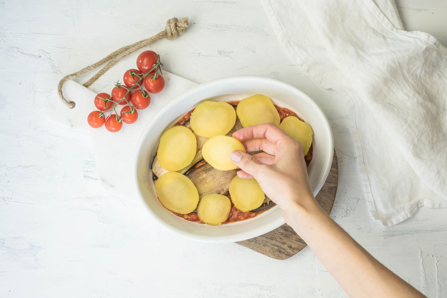 13. ... dann Kartoffelscheiben platzieren. Abermals mit Tomatensoße bedecken und Auberginen und Kartoffeln darauf schichten. Mit Auberginenscheiben und der verbleibenden Tomatensoße abschließen. 13. ... dann Kartoffelscheiben platzieren. Abermals mit Tomatensoße bedecken und Auberginen und Kartoffeln darauf schichten. Mit Auberginenscheiben und der verbleibenden Tomatensoße abschließen.