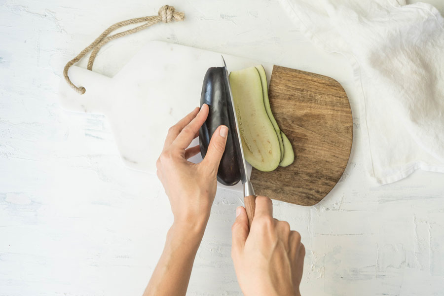 8. Die Aubergine der Länge nach in feine Scheiben schneiden und mit Salz bestreuen. 8. Die Aubergine der Länge nach in feine Scheiben schneiden und mit Salz bestreuen.