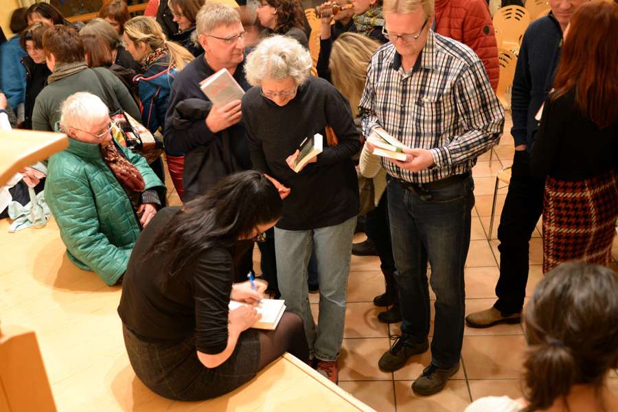 Fürs Signieren standen die Besucher Schlange. Fürs Signieren standen die Besucher Schlange.
