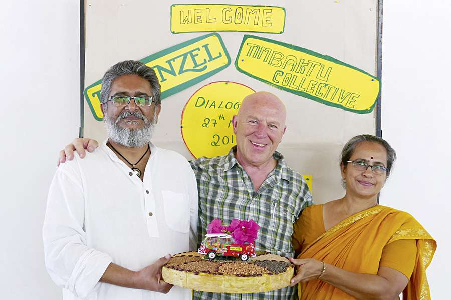 Anlässlich seines Besuchs organisierten Bablu Ganguly und Mary Vattamattam mit den Timbaktu-Führungskräften eine Dialog-Veranstaltung mit Joseph Wilhelm - und präsentierten ihm dabei den kleinen Rapunzel Bully. Anlässlich seines Besuchs organisierten Bablu Ganguly und Mary Vattamattam mit den Timbaktu-Führungskräften eine Dialog-Veranstaltung mit Joseph Wilhelm - und präsentierten ihm dabei den kleinen Rapunzel Bully.