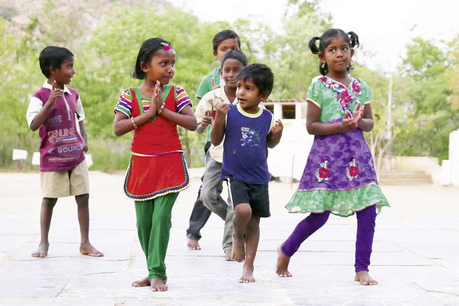 Kinder von Landarbeitern tanzten zum Besuch von Rapunzel. 