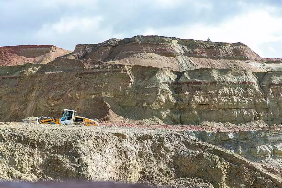 Jährlich werden in der Grube ca. 65.000 Tonnen Ton abgebaut.