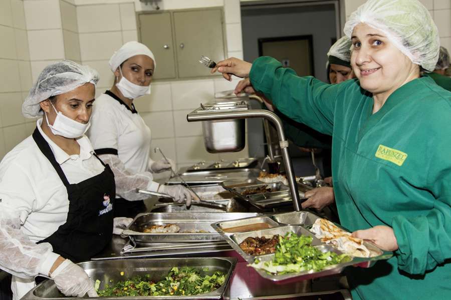 Die Kantine bietet in der Hauptsaison bis zu 300 Mitarbeitern warmes Essen Die Kantine bietet in der Hauptsaison bis zu 300 Mitarbeitern warmes Essen