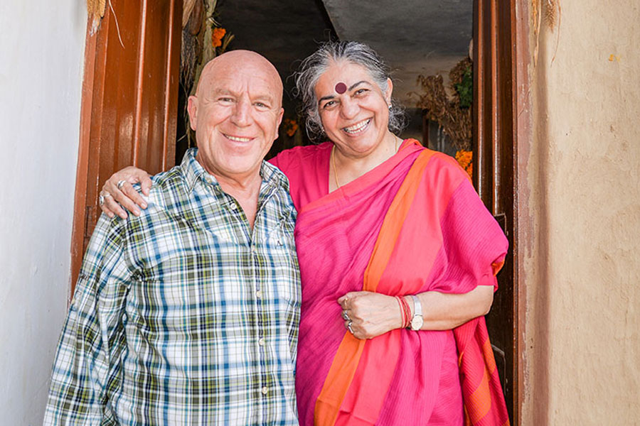 Mit Vandana Shiva verbindet mich eine enge, persönliche Freundschaft. Sie hat uns bei unserer Aktion Genfrei Gehen persönlich unterstützt und ist Jurymitglied des „One World Awards“. Schon lange plante ich einen Besuch bei ihr. Im Rahmen meiner Indienreise Ende 2017 ergab sich endlich die Gelegenheit.