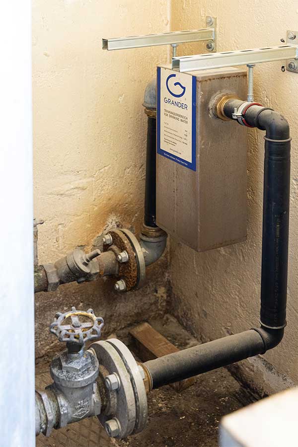 Ein Grander-Wasserbelebungsgerät ist direkt im Betonwerk installiert. 