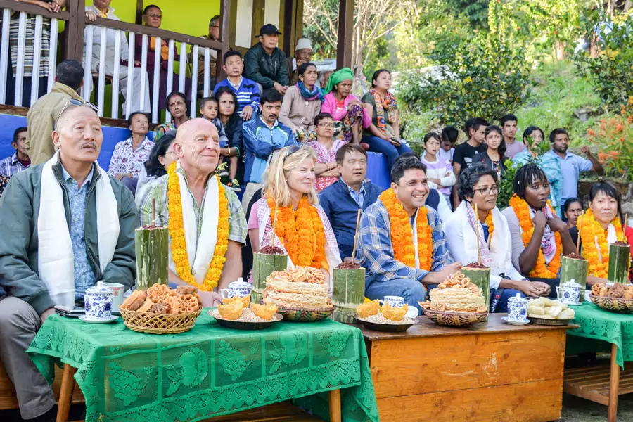 Joseph Wilhelm und Gila Kriegisch von Rapunzel mit den weiteren OWA-Gewinnern Ashwin Panjipe, Anne Jyoithis sowie Shamiso Mungwashu (von links) auf einer Willkommensfeier in Sikkim.