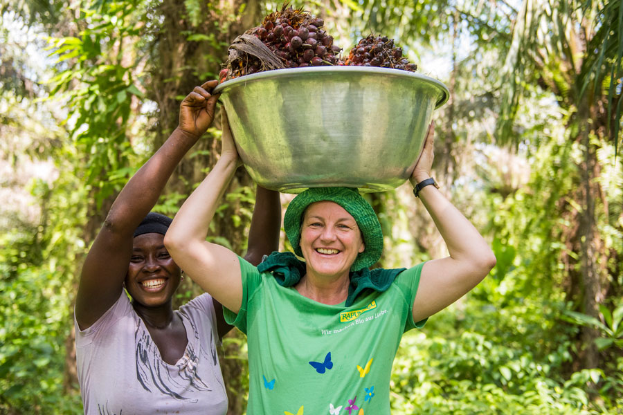 Abbastanza difficile: Eva Kiene (Rapunzel Team) prova il metodo di trasporto in uso in Africa. 