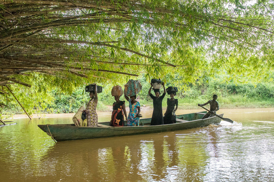 Questa barca, finanziata dal premio equo-solidale, è un'importante mezzo di trasporto e conduce i contadini dalle loro fattorie ai villaggi.