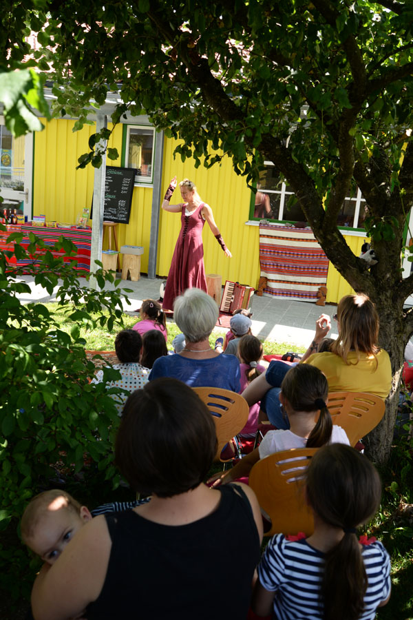 Im Schatten der Bäume im lauschigen Rapunzel Garten lässt sich’s aushalten