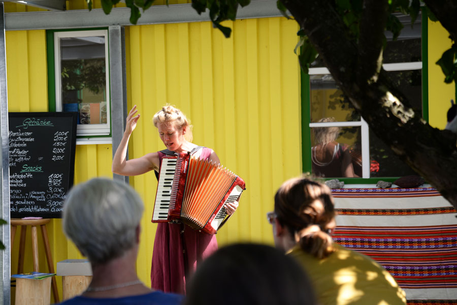 Annika Hofmann begeisterte mit ihrer Stimme und Akkordeon Annika Hofmann begeisterte mit ihrer Stimme und Akkordeon