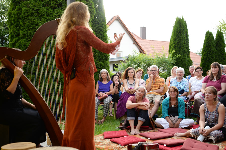 Märchen unter freiem Himmel am letzten schönen Sommerabend