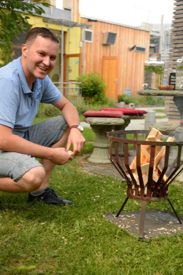 Zu späterer Stunde wird der Techniker zum Feuermeister